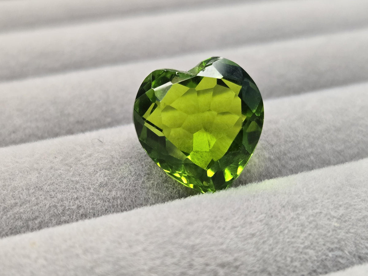10–11 Ct Heart-Cut Peridot – Loose Gemstone for Jewelry