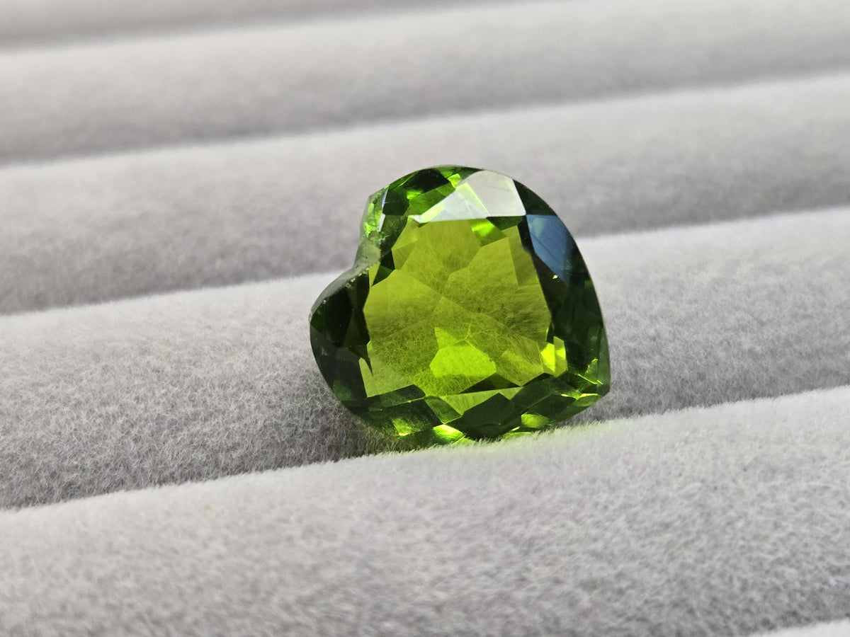 10–11 Ct Heart-Cut Peridot – Loose Gemstone for Jewelry
