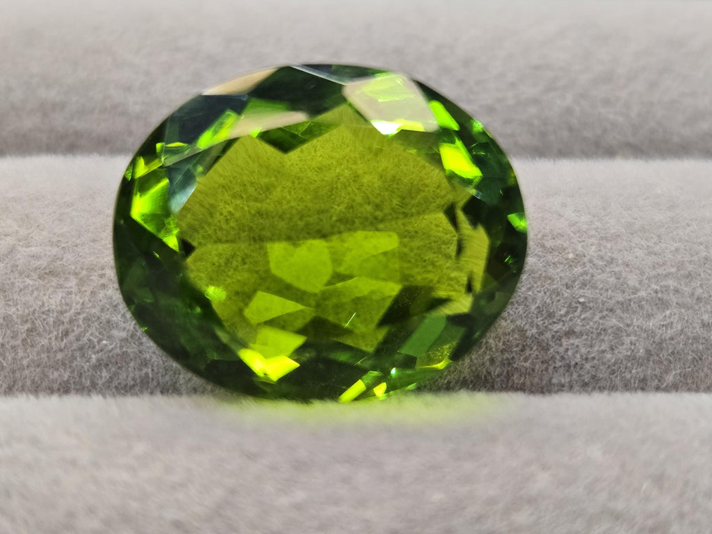 11–13 Ct Oval-Cut Peridot – Loose Gemstone for Jewelry