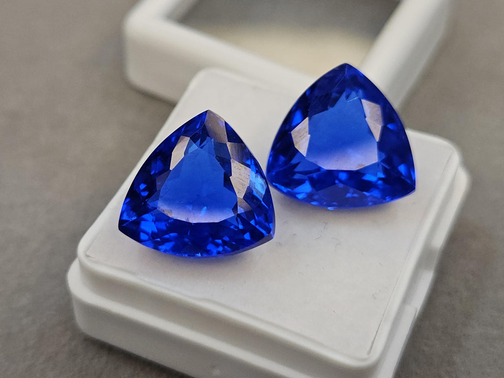 Kashmiri Royal Blue Sapphire 15+ Carats Pair Of Trillion Cut Gemstones for Ring Making