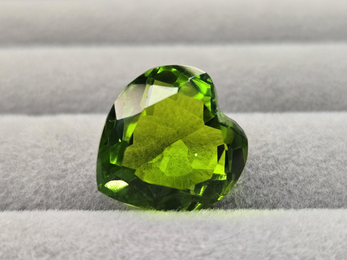 10–11 Ct Heart-Cut Peridot – Loose Gemstone for Jewelry