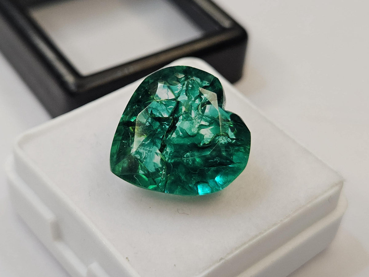 Certified Colombian Emerald Heart Gemstone | Natural Green Loose Stone (12-13 Ct)