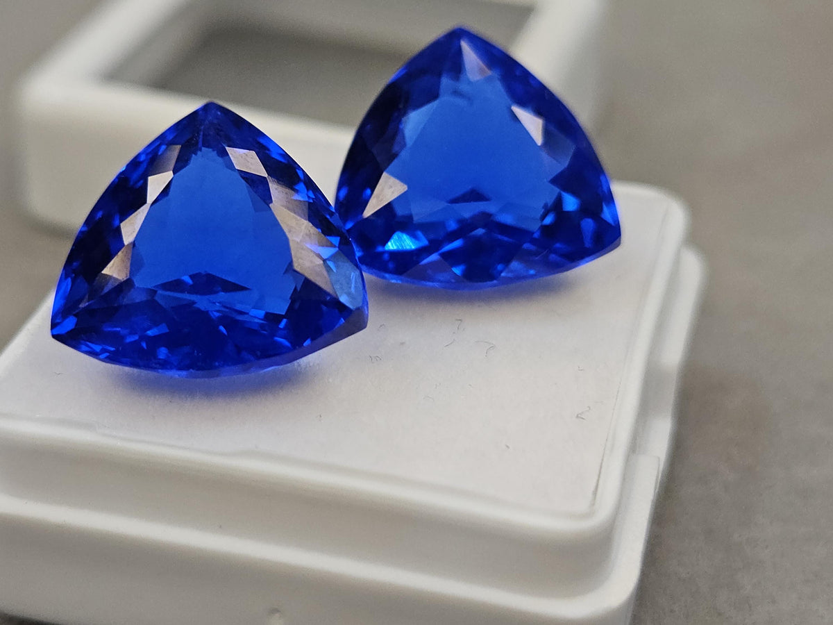 Kashmiri Royal Blue Sapphire 15+ Carats Pair Of Trillion Cut Gemstones for Ring Making